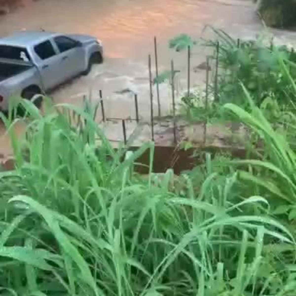 V Deo Caminhonete Arrastada Por Enxurrada E Motorista E Passageiro Saem S Pressas Pela