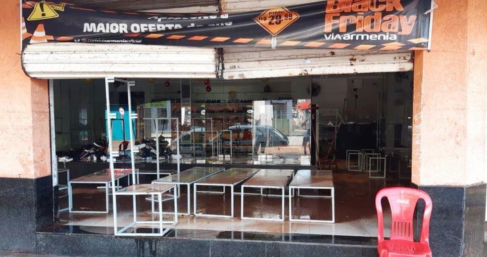 Enchente invadiu lojas no Centro de São Carlos — Foto: A CidadeON/SãoCarlos