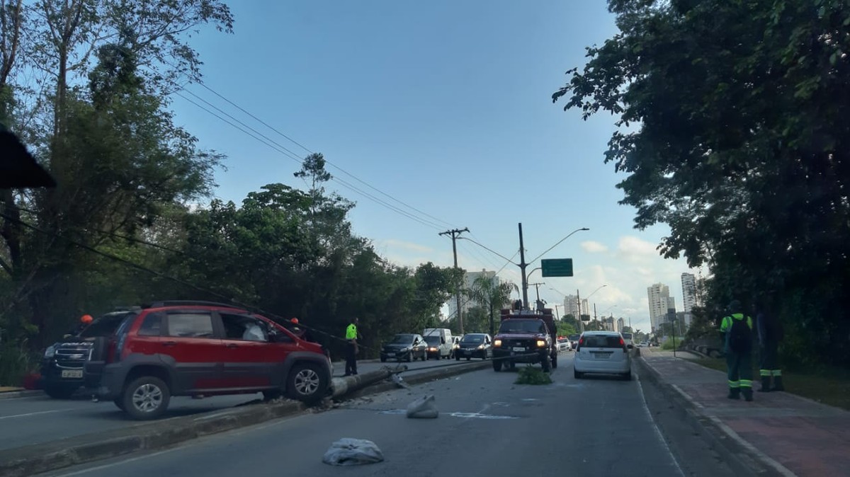 Carro bate contra poste na Avenida Francisco Rodrigues Filho, em Mogi Mogi das Cruzes e Suzano