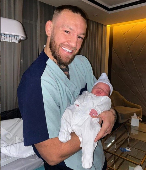 Conor McGregor na foto em que anunciou o nascimento de seu terceiro filho (Foto: Instagram)