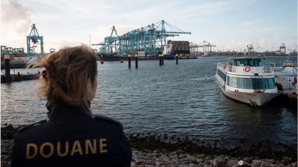 Somente em 2022, as autoridades belgas encontraram quase 110 toneladas do entorpecente no porto da Antuérpia — Foto: GETTY IMAGES