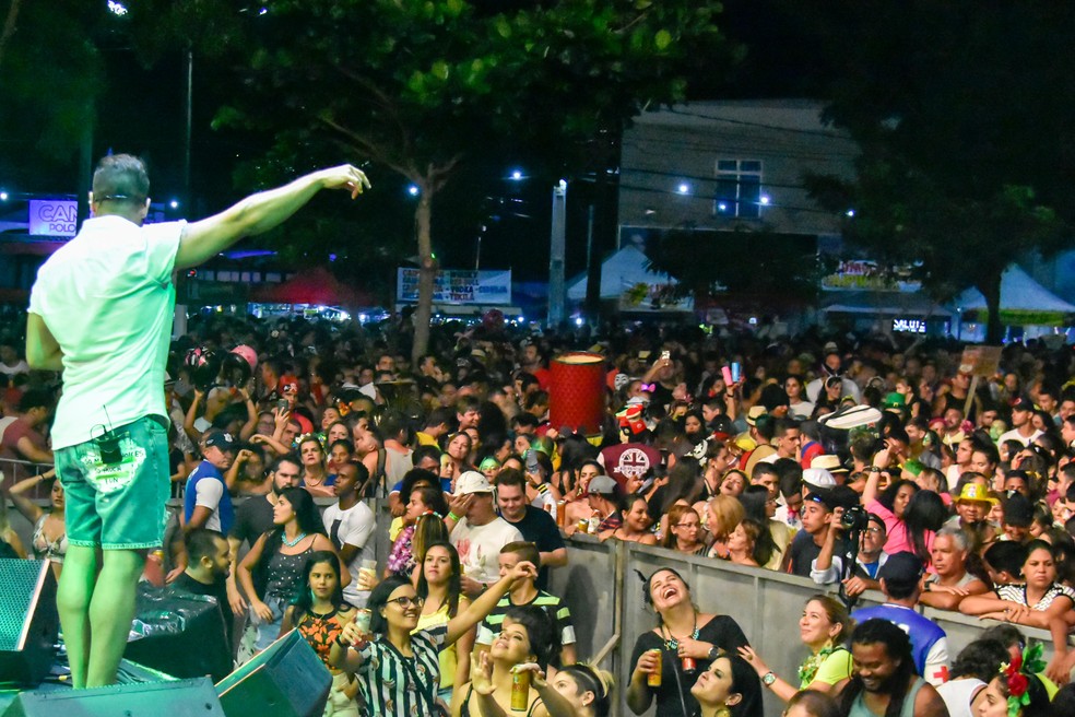 Luizinho Nobre fez o público cantar no Carnaval de Natal — Foto: Pedro Vitorino