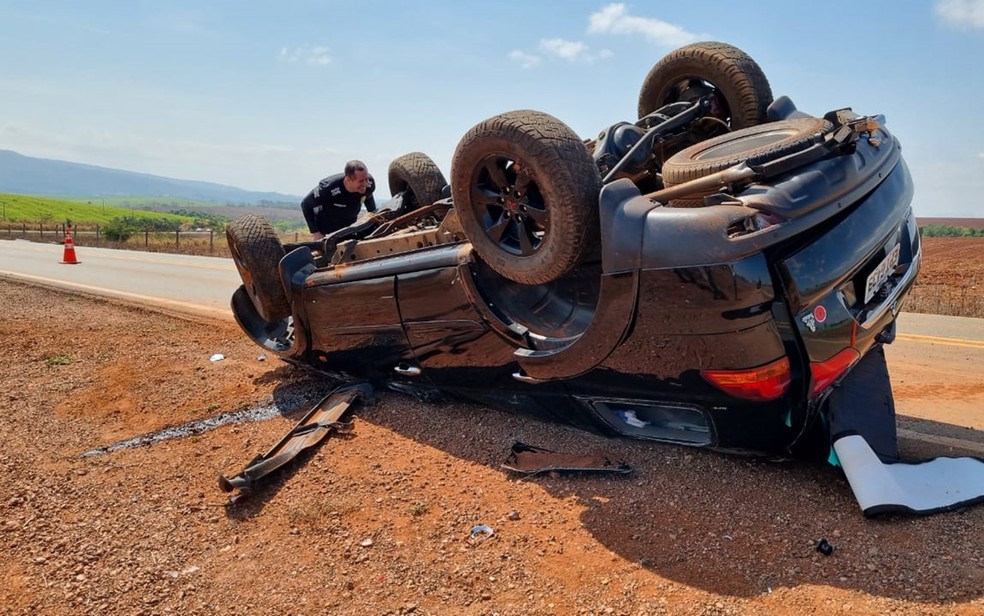 Professora bate em barranco e capota carro na AMG-2440, entre Alpinópolis e São José da Barra, MG — Foto: Hélder Almeida