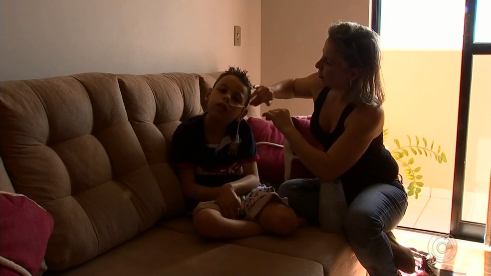 FamÃ­lia precisa arrecadr R$ 80 mil para que Rian possa fazer o tratamento no Equador â Foto: ReproduÃ§Ã£o/TV TEM