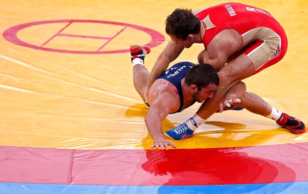 Atletas iranianos, vice-campeonato de luta livre greco-romano  asiático-2018, em Quirguistão. - Pars Today