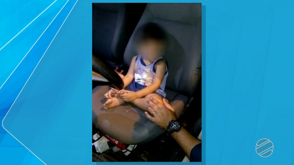 Menino foi colocado no carro e acalmado  (Foto: ReproduÃ§Ã£o/TV Morena)