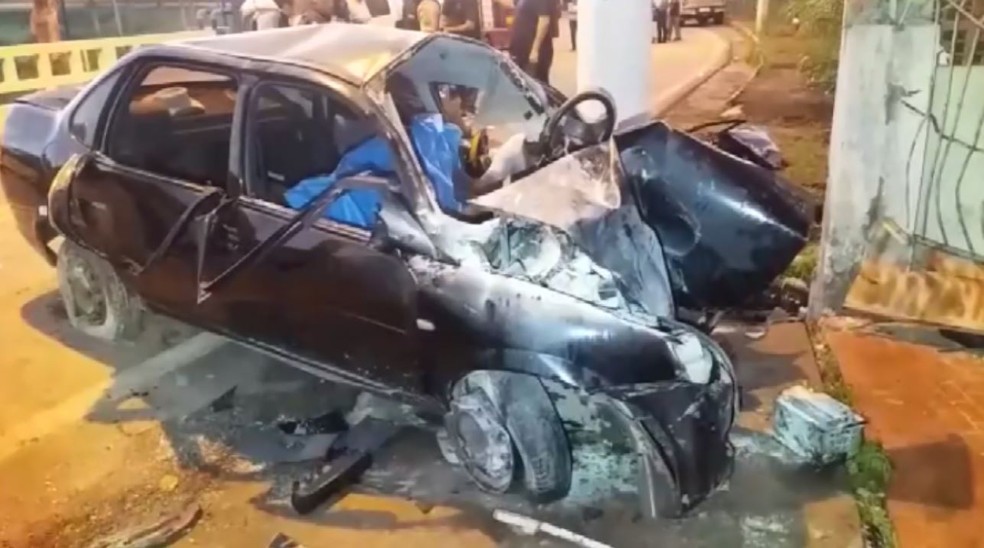 Jovens estavam em carro que bateu contra casa em Lambari (MG) — Foto: Reprodução/EPTV