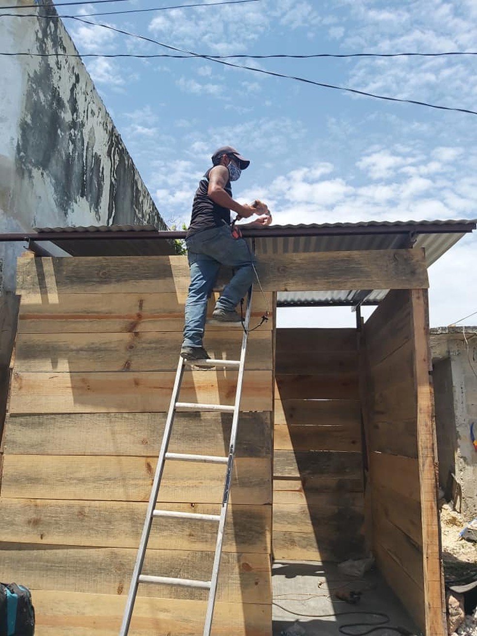 Moradores se organizaram para fazer uma pequena casa de madeira para José Adán — Foto: Reprodução/Facebook/Fabian González Alcácer