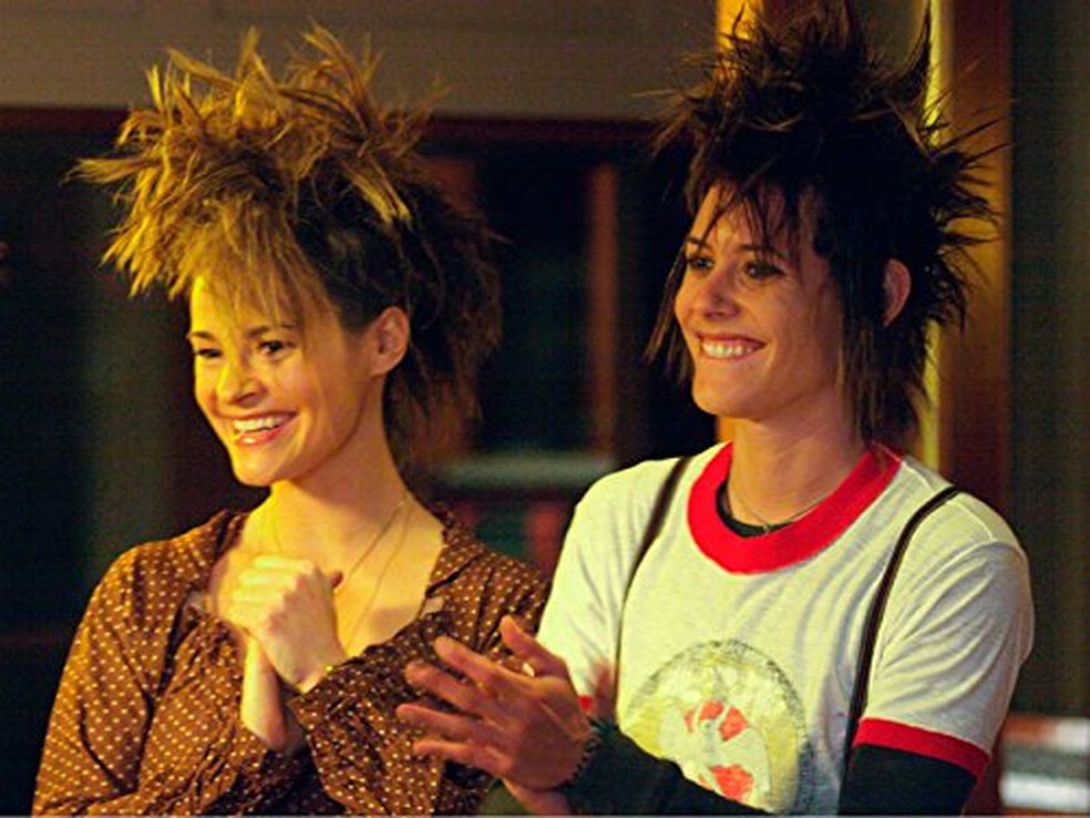 Leisha Hailey e Katherine Moennig em 'The L Word' em 2004 — Foto: Reprodução