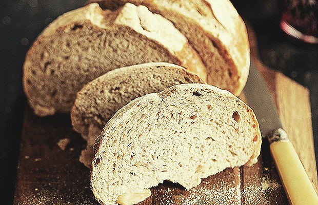 Se está a fim de fazer pão caseiro, espere a temperatura subir. Em dias quentes, o calor ajuda a ativação do fermento. (Foto: Elisa Correa/Casa e Comida)