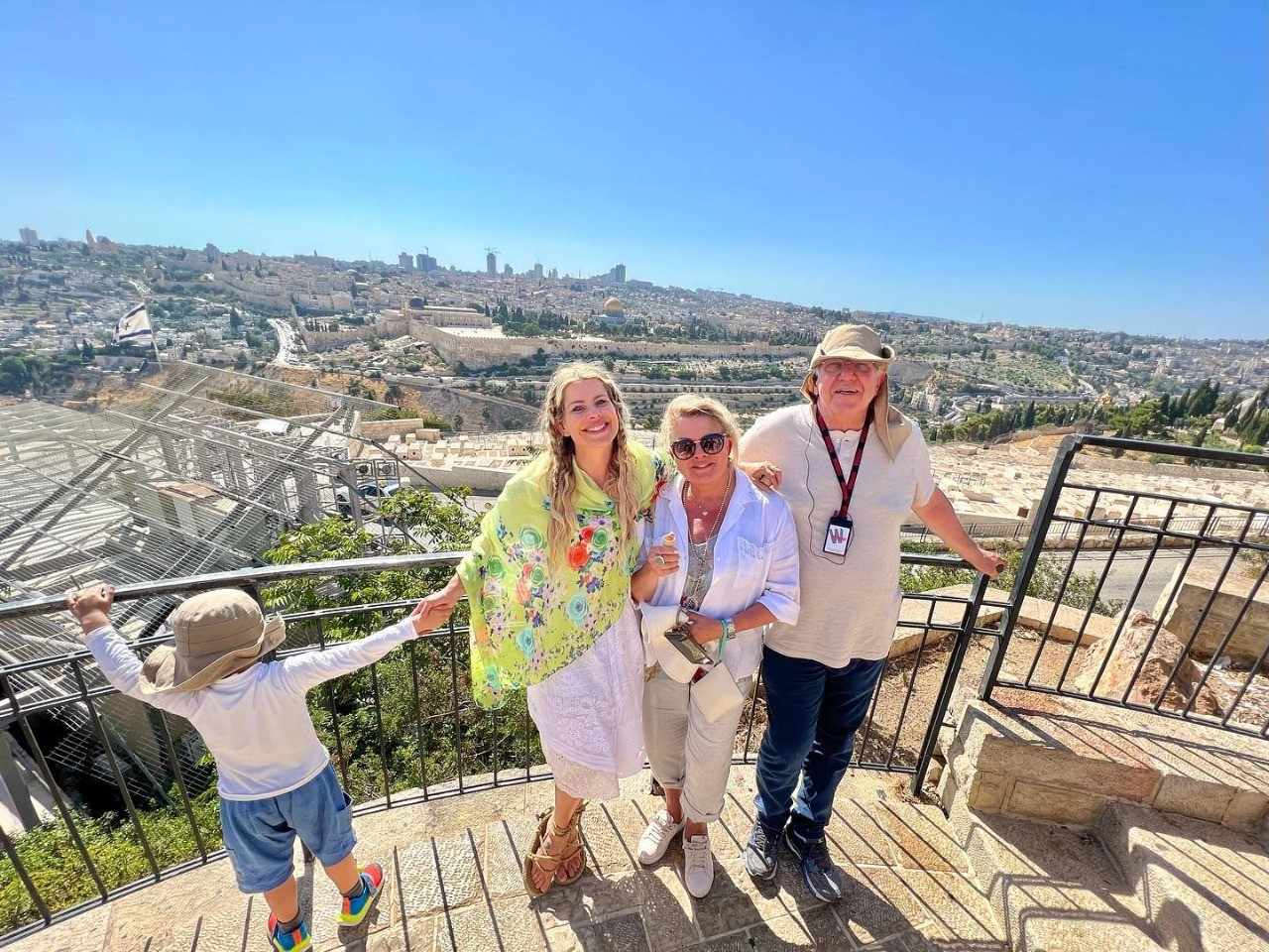 Karina Bacchi posa com os pais e o filho em Israel (Foto: Reprodução Instagram)