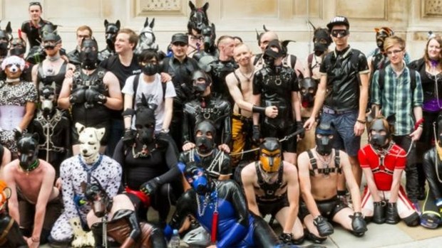 Matilhas se encontram no Pup Social UK, o maior evento da comunidade no Reino Unido  (Foto: Puppy Pride)