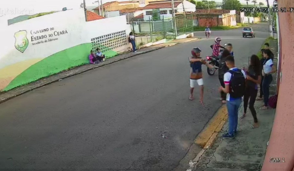 Criminosos assaltam com arma grupo de estudantes ao lado de escola no Ceará — Foto: Câmeras de segurança