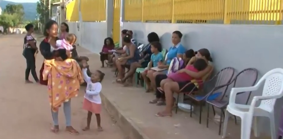Famílias passaram a noite na fila para conseguir vagas em creche — Foto: Reprodução/TV Bahia