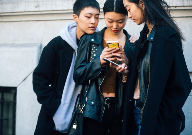 MILAN, ITALY - FEBRUARY 26: Korean models Sohyun Jung, Yoon Young Bae, Jiya Kwon chekc their phone after the Marni show during Milan Fashion Week Fall/Winter 2017/18 on February 26, 2017 in Milan, Italy. (Photo by Melodie Jeng/Getty Images) (Foto: Getty Images)