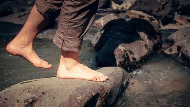 Rugas causadas pela água podem ter dado a nossos ancestrais maior aderência para andar sobre pedras úmidas ou para coletar mariscos (Foto: Alamy via BBC News)