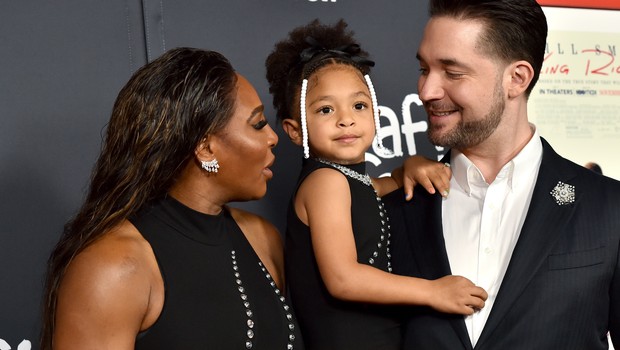 HOLLYWOOD, CALIFORNIA - NOVEMBER 14: (L-R) Serena Williams, Alexis Olympia Ohanian Jr. and Alexis Ohanian attend the 2021 AFI Fest - Closing Night Premiere of Warner Bros. "King Richard" at TCL Chinese Theatre on November 14, 2021 in Hollywood, California (Foto: (Photo by Axelle/Bauer-Griffin/FilmMagic/Getty Images))