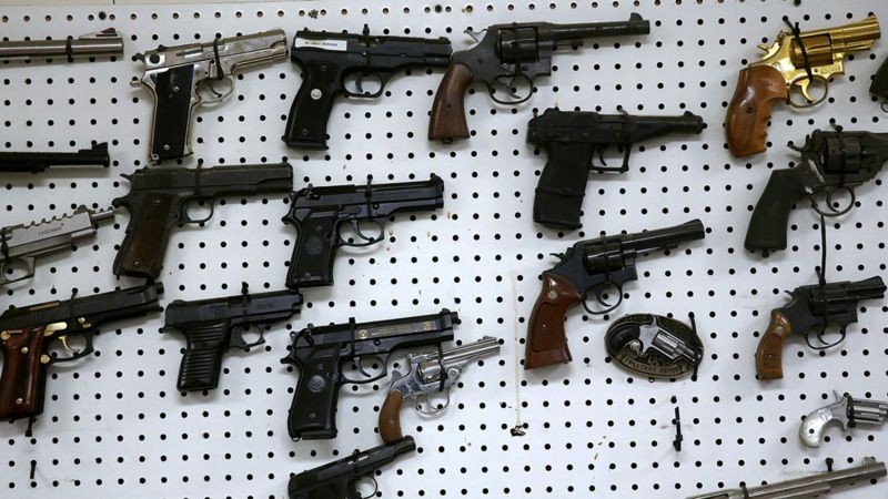 Houve aumento de 12% na quantidade de revólveres e pistolas importadas, e de 574% na importação de fuzis, carabinas, metralhadoras e submetralhadoras (Foto: Getty Images via BBC News)