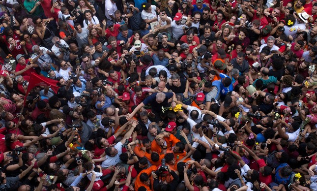 Lula cercado por uma multidão
