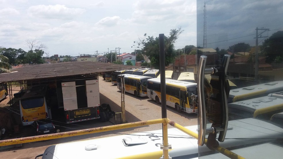 Ônibus responsáveis pelo transporte não saíram da garagem da empresa em Campos (Foto: Kamilla Póvoa/Inter TV)