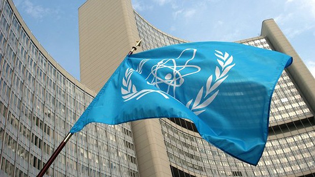 Bandeira tremula diante da sede da Agência Internacional de Energia Atômica (AIEA), em Viena (Foto: Getty Images)