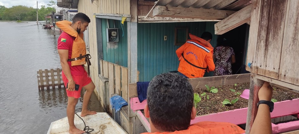 Equipes de resgate já retiraram 36 moradores por conta a enchente do Rio Juruá — Foto: Arquivo/Corpo de Bombeiros do Acre