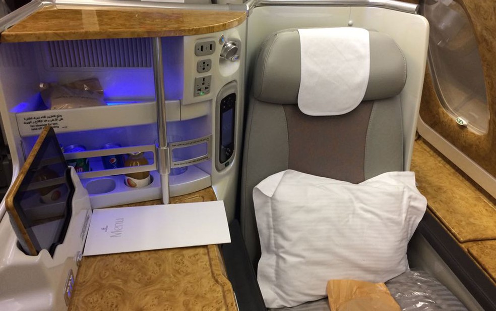 Detalhe da poltrona da classe executiva do A380 da Emirates Airlines (Foto: Vivian Reis/G1)
