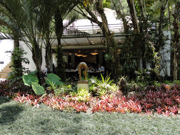 Restaurante Inhotim é cercado por jardins botânicos e obras de arte. (Foto: Alex Araújo / G1)