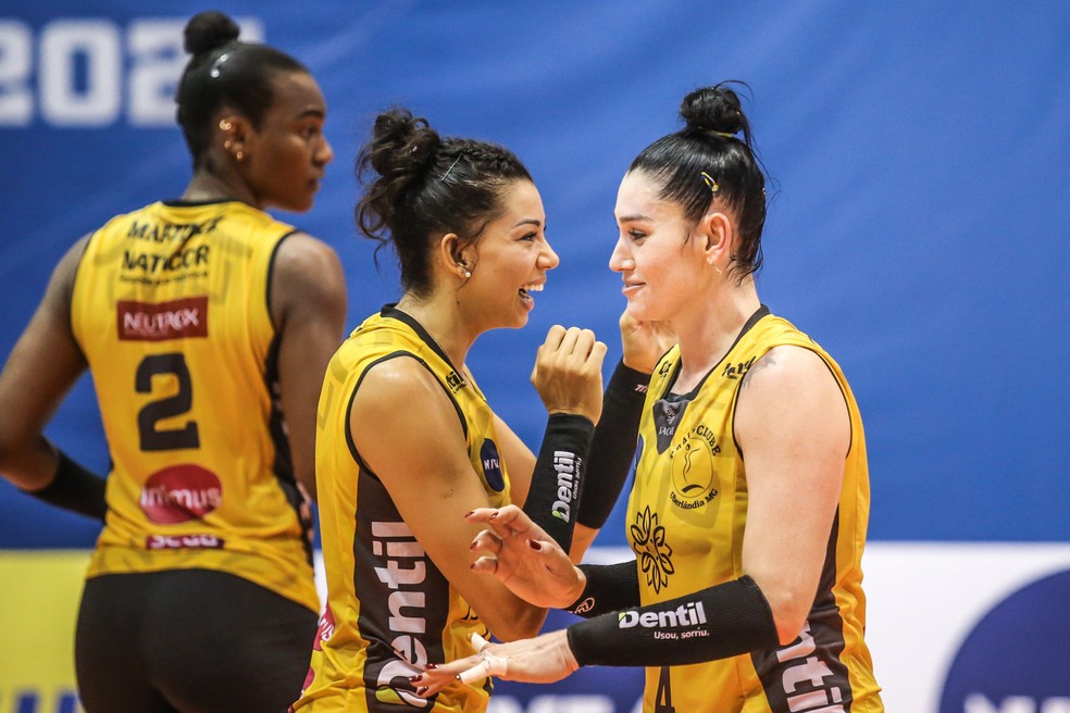 Carol e Claudinha no Praia Clube — Foto: Wander Roberto/Inovafoto/CBV