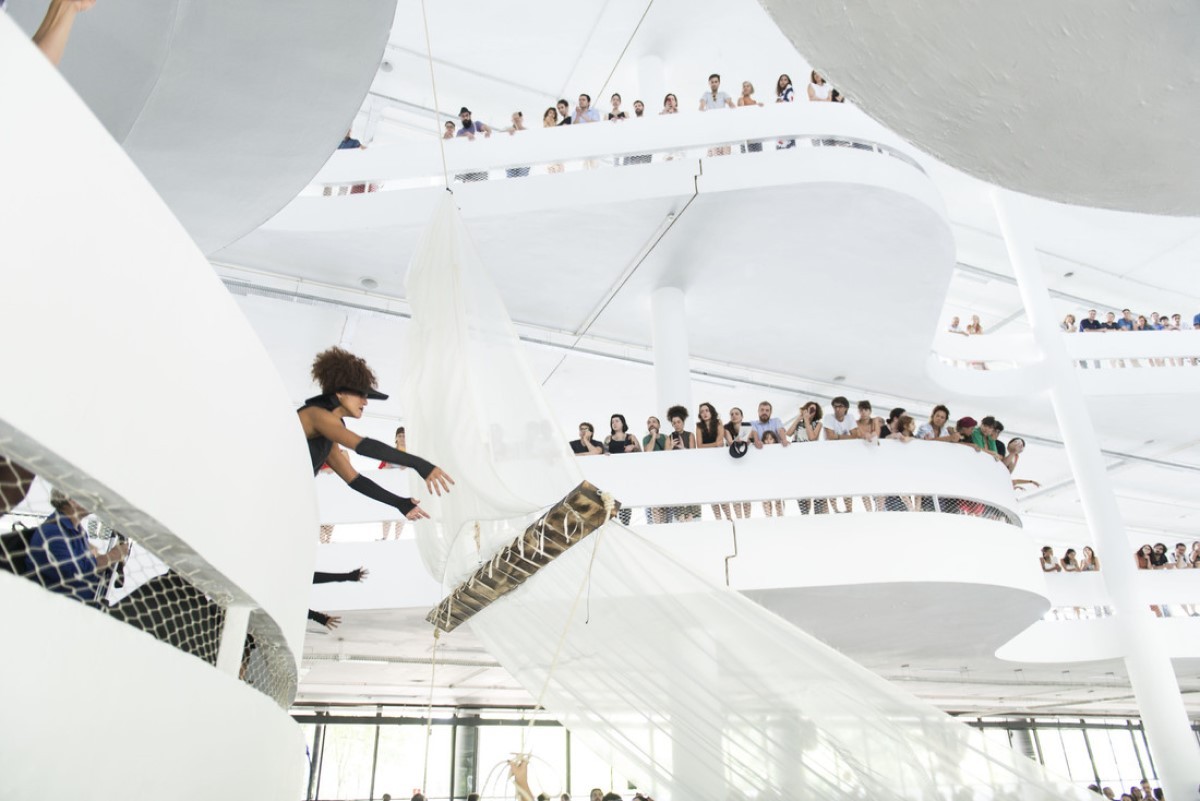 Vista da performance de Neo Muyanga, presente na 34ª edição da Bienal de São Paulo  (Foto: Levi Fanan / Fundação Bienal de São Paulo)