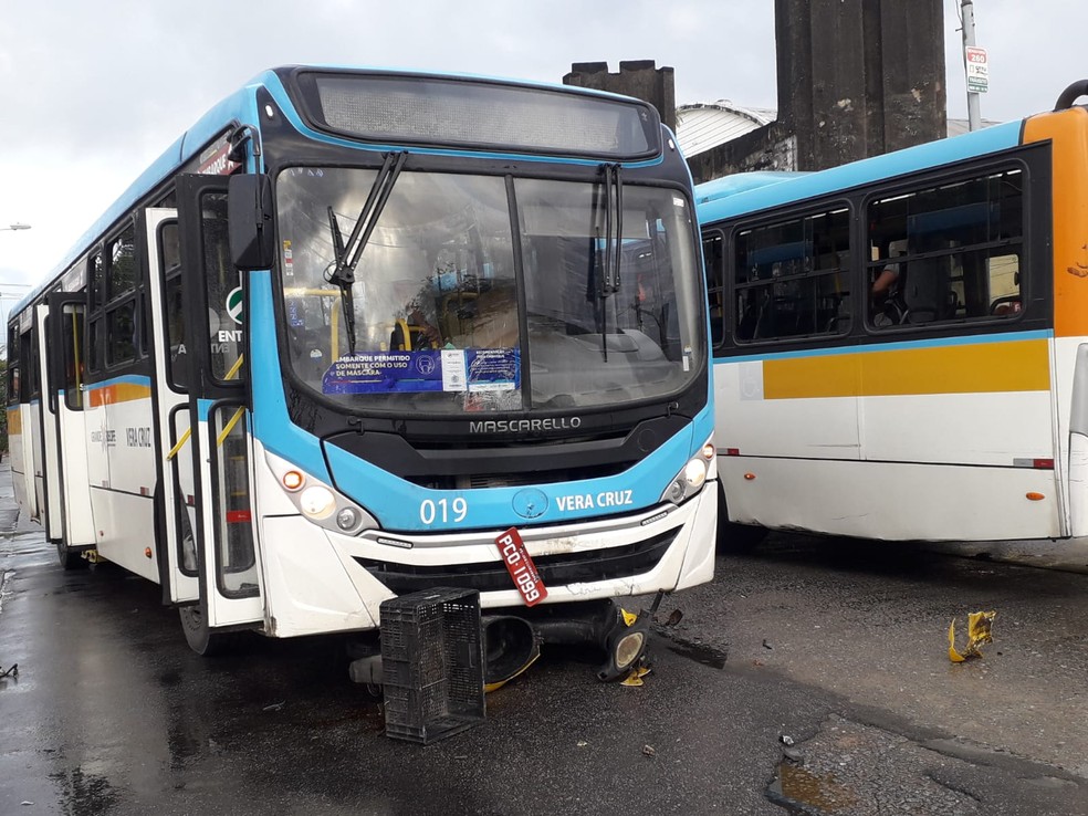 Motocicleta foi parar embaixo de ônibus após colisão na Avenida Sul, no Recife, nesta quarta-feira (26) — Foto: Adelson Costa/Pernambuco Press