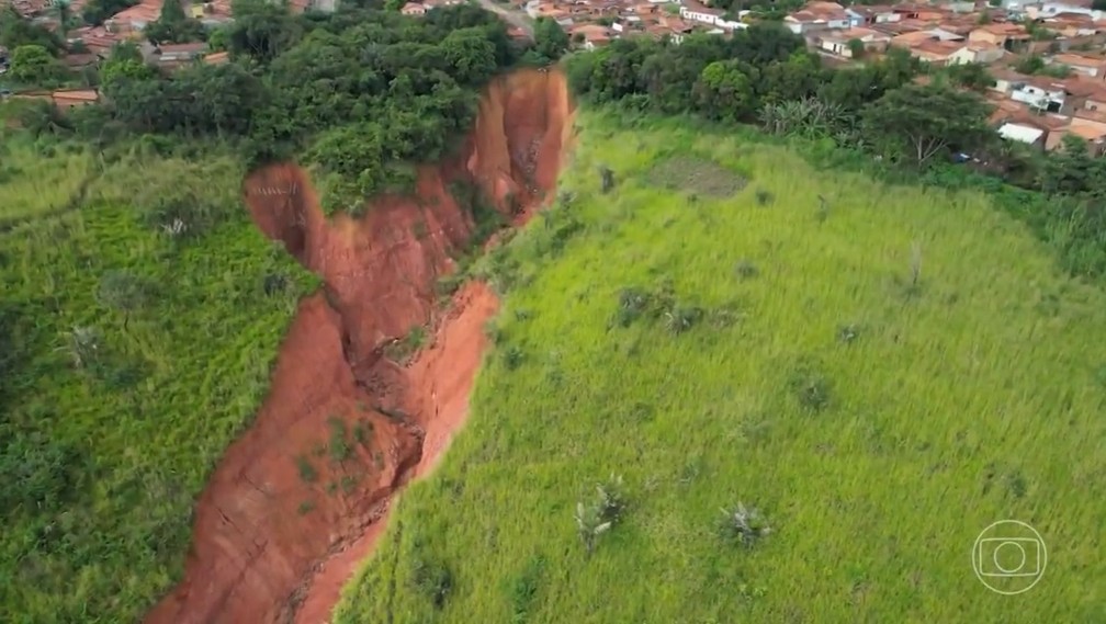 Cratera que ameaça engolir cidade no Maranhão — Foto: Reprodução JN 