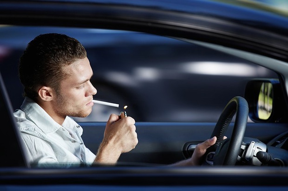 Carros de fumantes têm níveis de poluição muito acima dos aceitáveis pela OMS (Foto: Shutterstock) — Foto: Auto Esporte