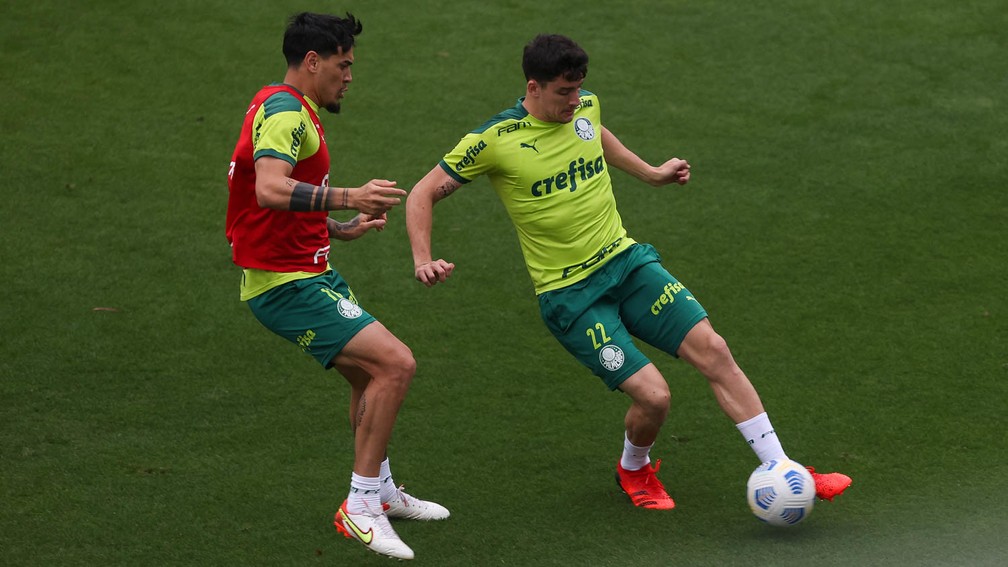 Gómez e Piquerez no treino deste sábado, no Palmeiras — Foto: Cesar Greco\Palmeiras