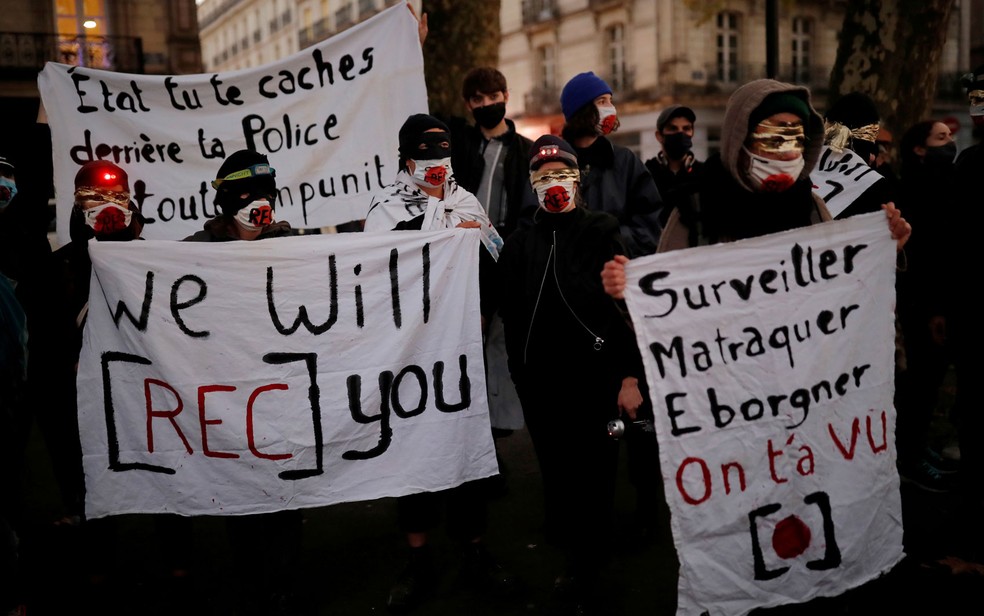 Manifestação em 17 de novembro contra o artigo de lei que impede a filmagem de policiais na França — Foto: Reuters/Stephane Mahe