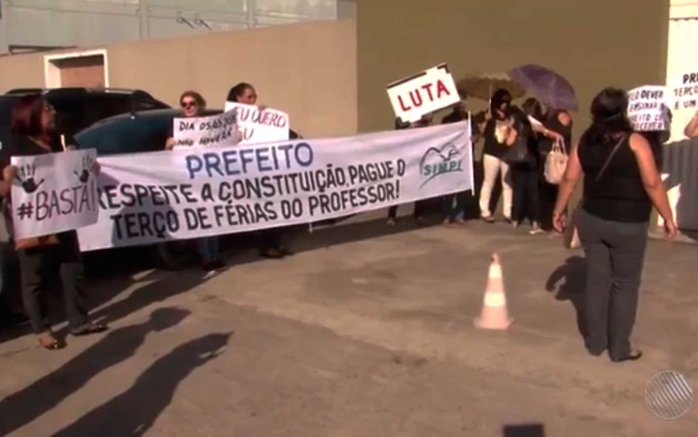 Professores de Itabuna protestaram por atraso do pagamento das férias (Foto: Reprodução/TV Santa Cruz)
