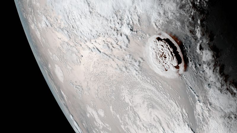 A erupção do vulcão vista de um satélite (Foto: NOAA via BBC News)