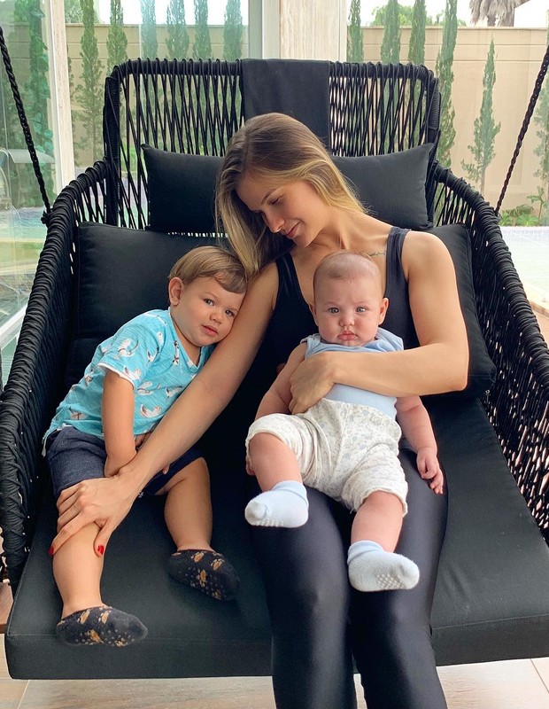 Andressa Suita com os filhos (Foto: Instagram)