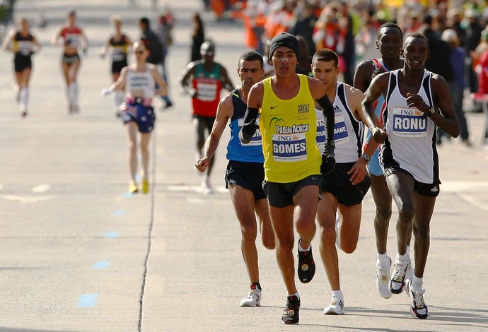 Marilson Gomes dos Santos na Maratona de Nova York em 2008 (Foto: AFP)
