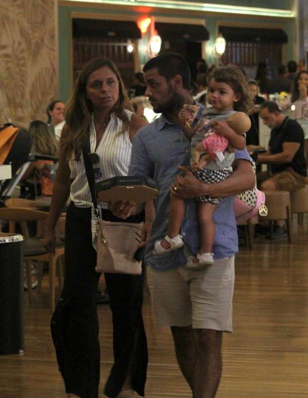 Felipe Simas e família (Foto: AgNews/J.Humberto)