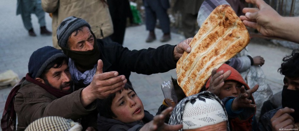 Afeganistão assolado pela fome — Foto: Reuters/Ali Khara