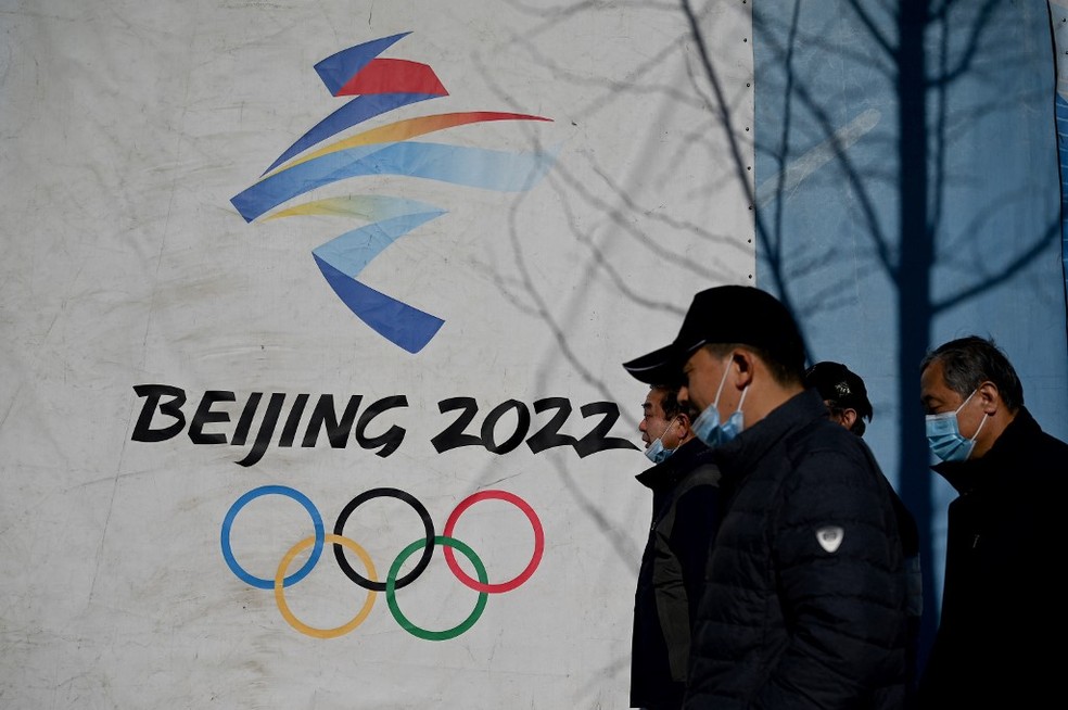 Parque de Pequim com placa dos Jogos Olímpicos de inverno — Foto: Noel Celis / AFP