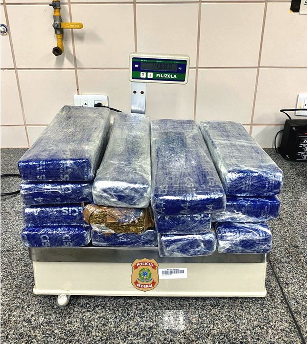 Ao todo, 14,6 quilos da droga estavam na mala da passageira — Foto: Divulgação