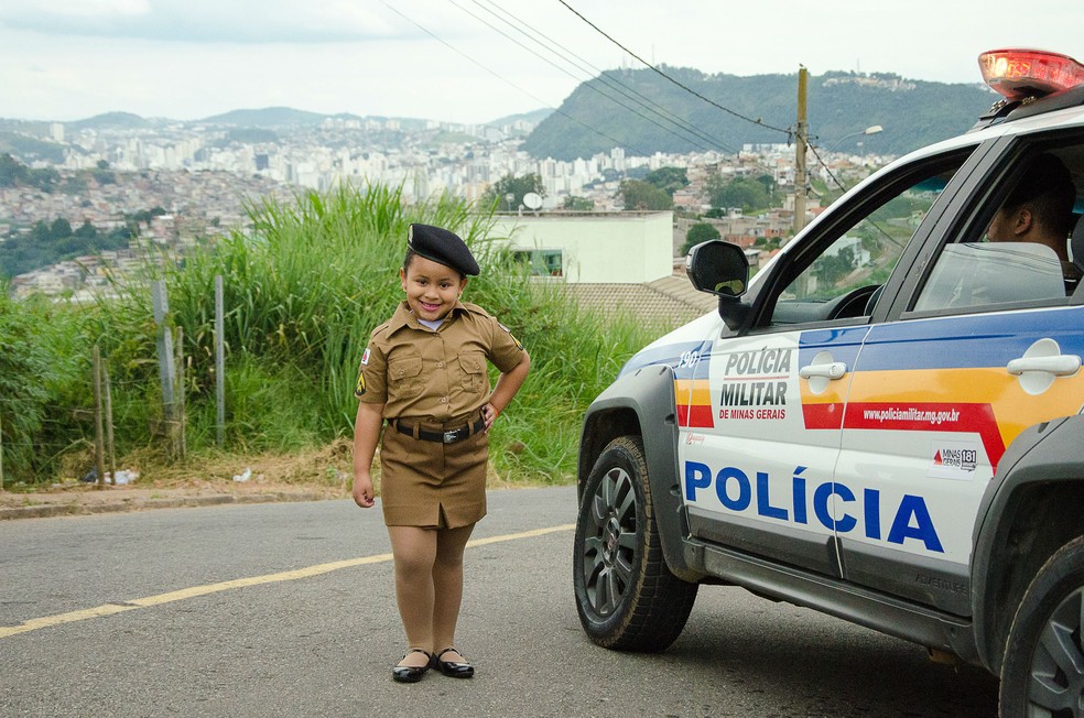 Nathally comemorou cinco anos visitando o 2º Batalhão; policiais se mobilizaram para realizar o sonho da menina em Juiz de Fora (Foto: Polícia Militar/Divulgação)