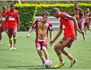 Bernard e Leonardo Silva disputam bola em treino (Foto: Bruno Cantini / Site Oficial do Atlético-MG)