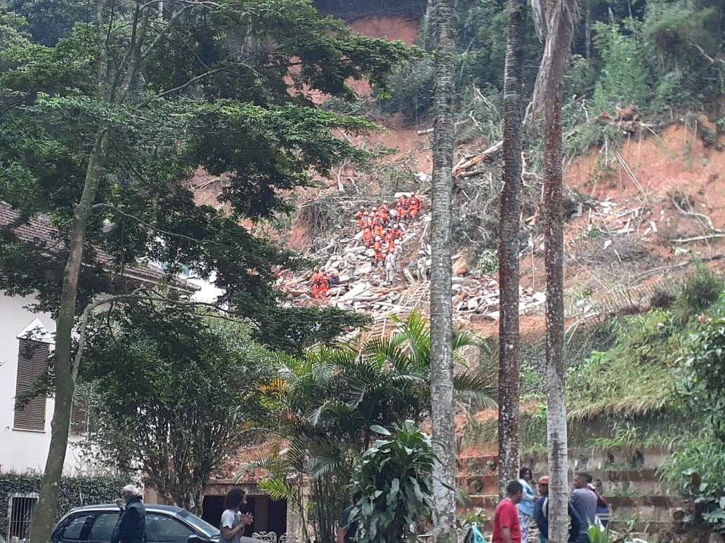 Corpo de homem é encontrado pelos bombeiros em escombros em Petrópolis; nº de mortos chega a 6