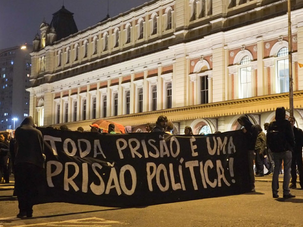 Protesto lembra o massacre do Carandiru, ocorrido há 22 anos — Foto: Mauricio Pisani/Frame/Frame/Estadão Conteúdo