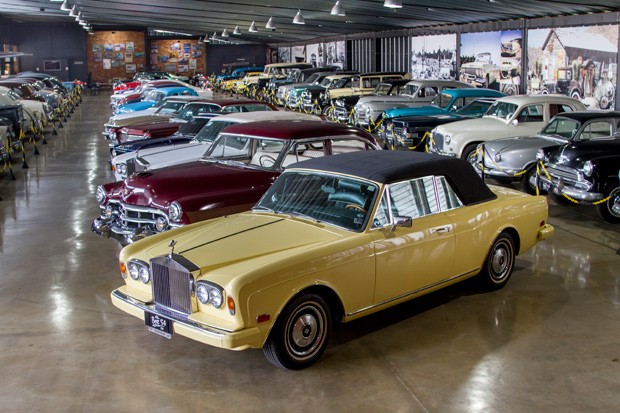 Sem padrões, coleção do arquiteto tem carros de todas as épocas (Foto: Rogério Albuquerque)