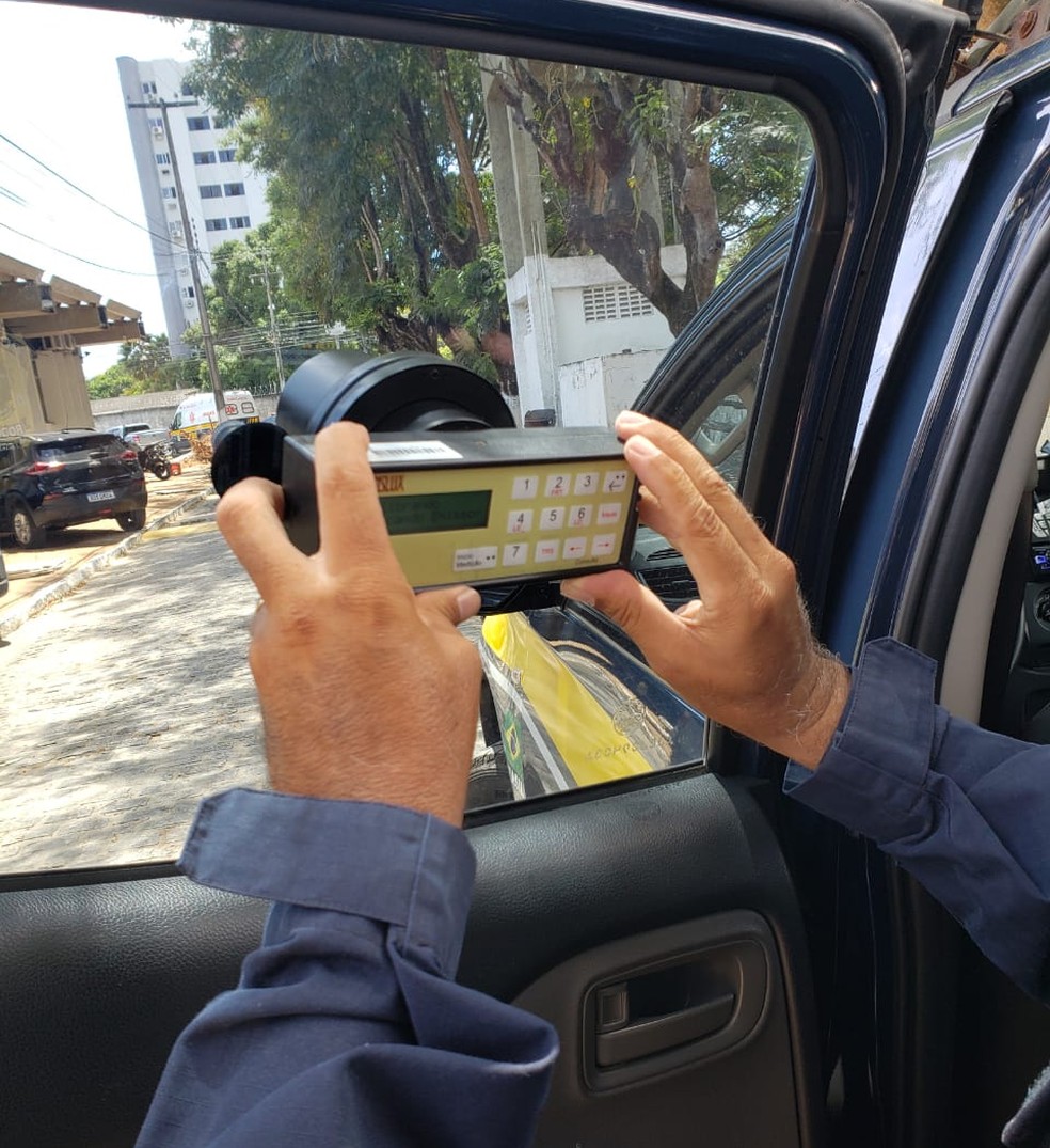 Luximetro é usado para medis transparência das películas nos vidros dos carros — Foto: PRF/Cedida