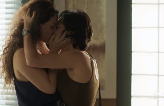 Selma (Carol Fazu) e Maura (Nanda Costa) também protagonizaram beijos marcantes em 'Segundo Sol' (Foto: TV Globo)